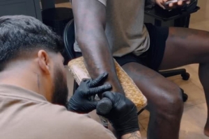 半岛体育正版官网-家庭套餐！纹身师晒前往詹姆斯家中 为其一家四口人进行纹身