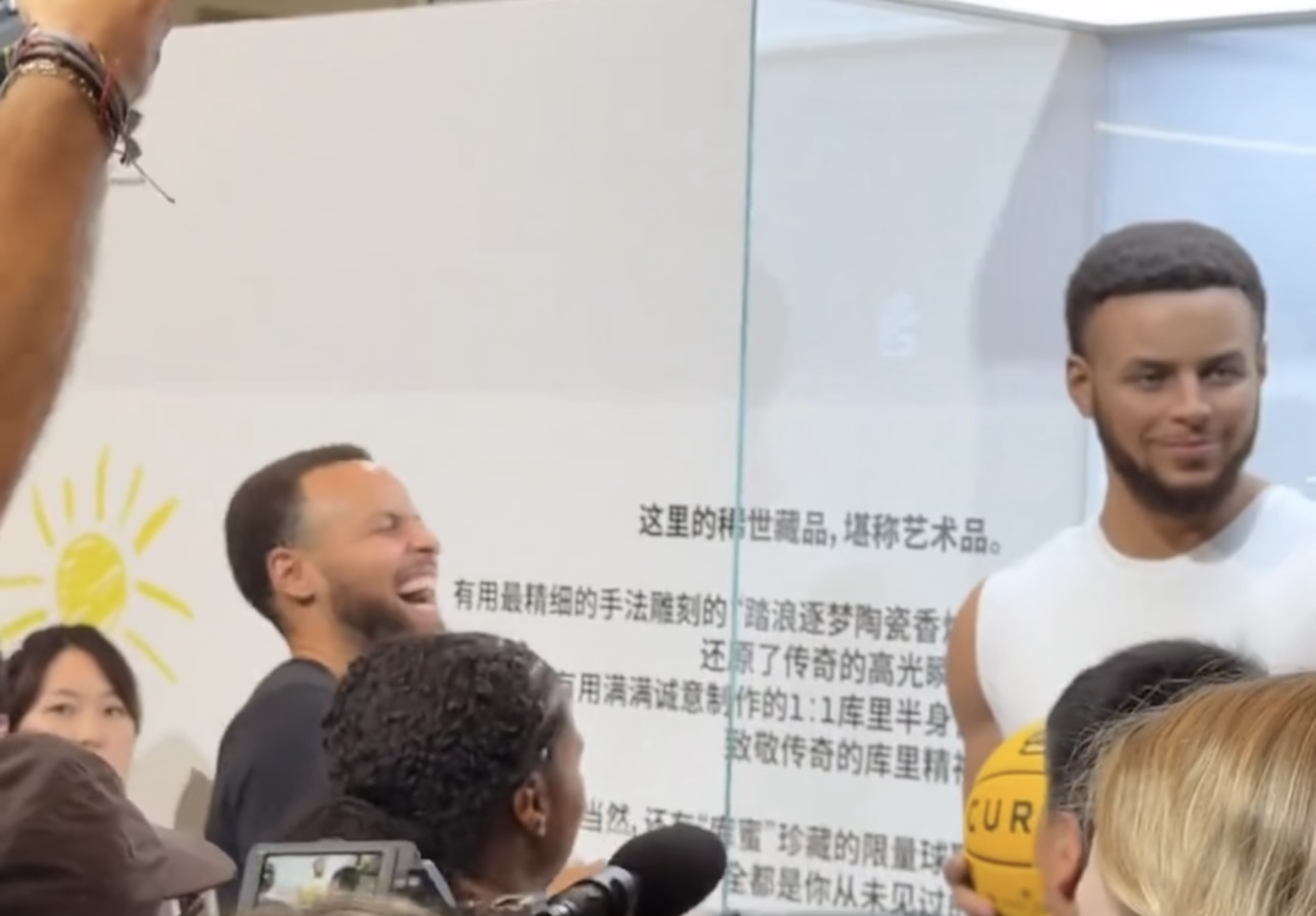 库里中国行看到自己的蜡像，没忍住直接笑得前仰后合