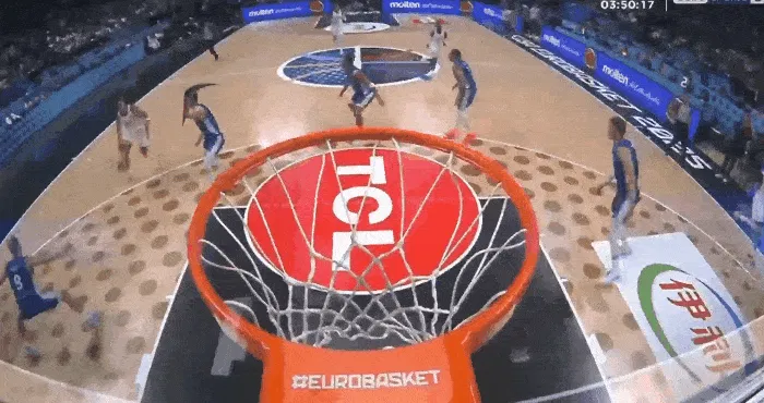 瓦格纳欧洲步过掉防守单臂砸扣，马尔卡宁空切双手飞扣回应