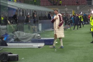 告别！穆勒踢完拜仁生涯最后一场欧冠，赛后向球迷鼓掌致意