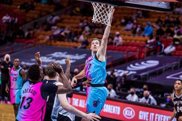 半岛体育官方地址-替补回暖热火赛季双杀马刺 阿德巴约：继续向前冲